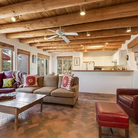 Foothills Retreat- Patios, Rooftop Deck, Quiet, 2br Holiday home *
