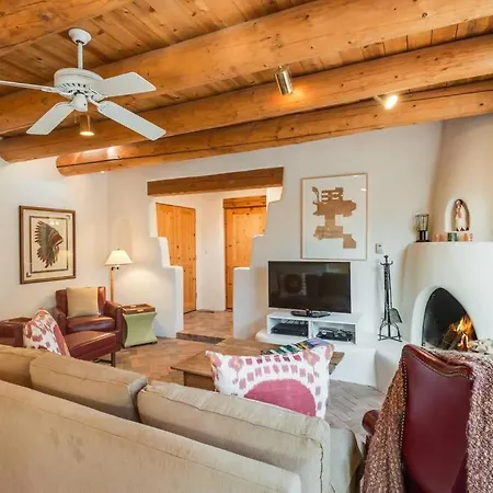 Foothills Retreat- Patios, Rooftop Deck, Quiet, 2br Holiday home