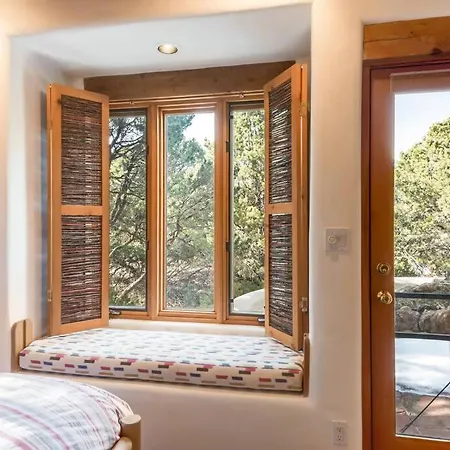 Foothills Retreat- Patios, Rooftop Deck, Quiet, 2br * Santa Fe