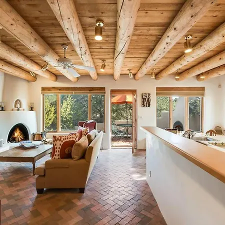 Foothills Retreat- Patios, Rooftop Deck, Quiet, 2br Holiday home