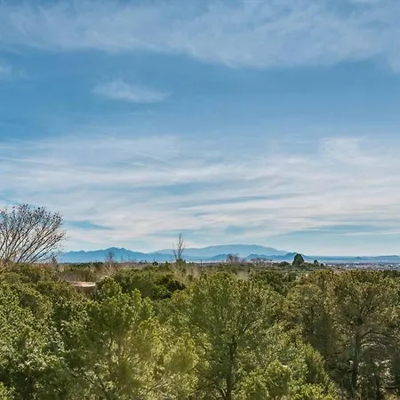 Foothills Retreat- Patios, Rooftop Deck, Quiet, 2br Holiday home *