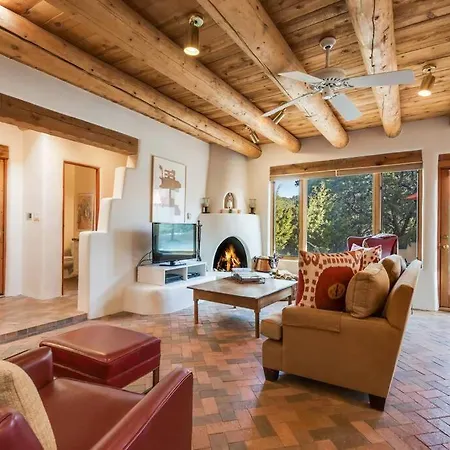 Holiday home Foothills Retreat- Patios, Rooftop Deck, Quiet, 2br *