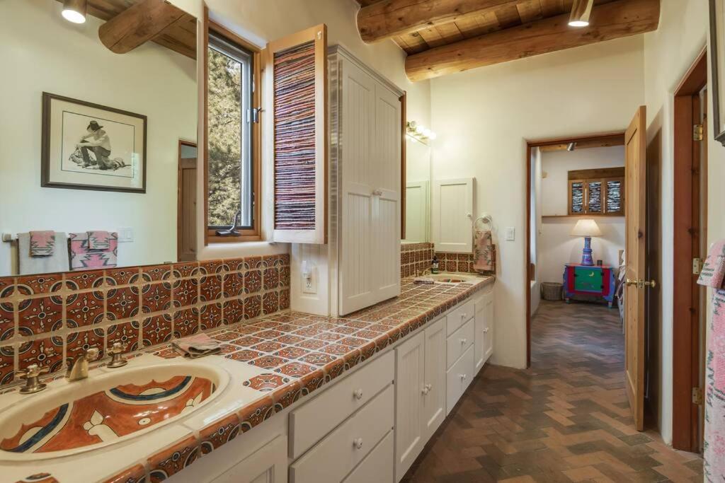 Foothills Retreat- Patios, Rooftop Deck, Quiet, 2br Santa Fe