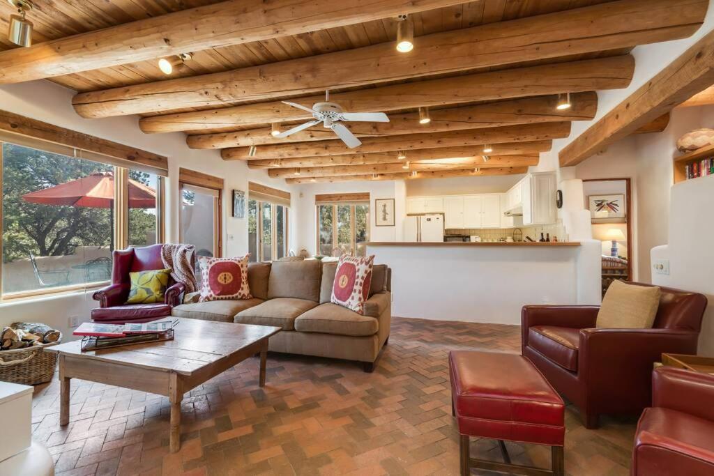 Foothills Retreat- Patios, Rooftop Deck, Quiet, 2br Holiday home *