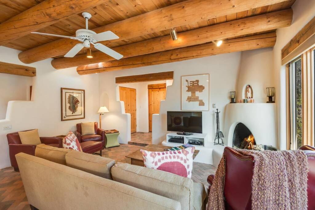 Foothills Retreat- Patios, Rooftop Deck, Quiet, 2br Holiday home