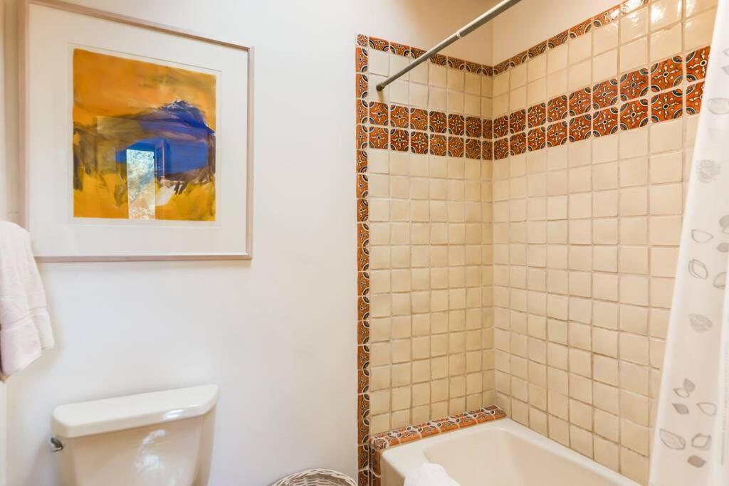 Holiday home Foothills Retreat- Patios, Rooftop Deck, Quiet, 2br *