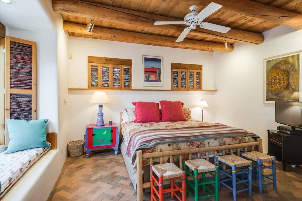 Holiday home Foothills Retreat- Patios, Rooftop Deck, Quiet, 2br