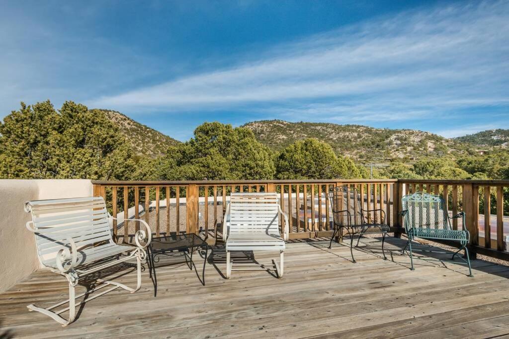 Holiday home Foothills Retreat- Patios, Rooftop Deck, Quiet, 2br