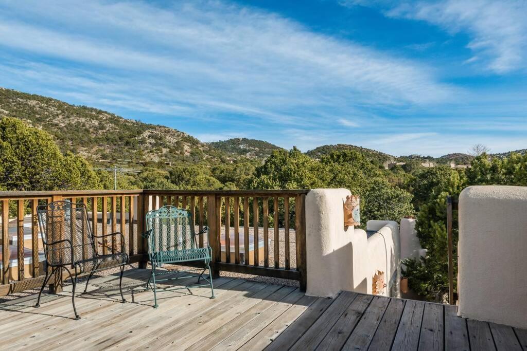 Foothills Retreat- Patios, Rooftop Deck, Quiet, 2br