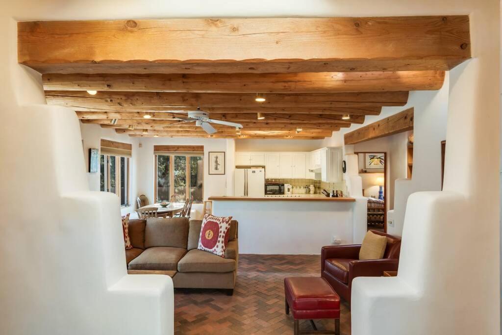 Foothills Retreat- Patios, Rooftop Deck, Quiet, 2br * Santa Fe