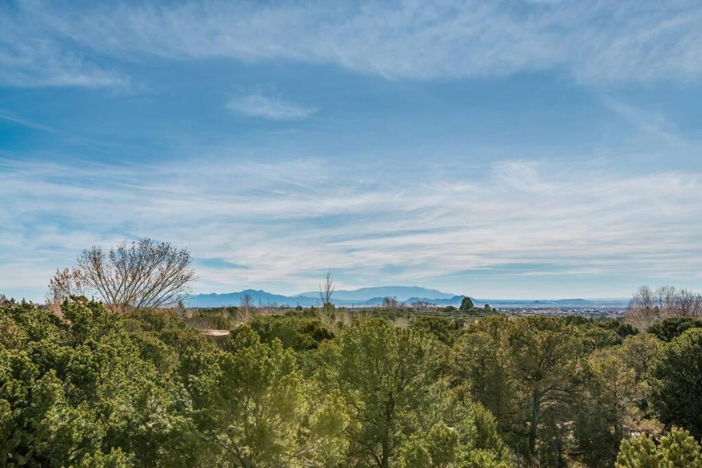 Foothills Retreat- Patios, Rooftop Deck, Quiet, 2br Holiday home *