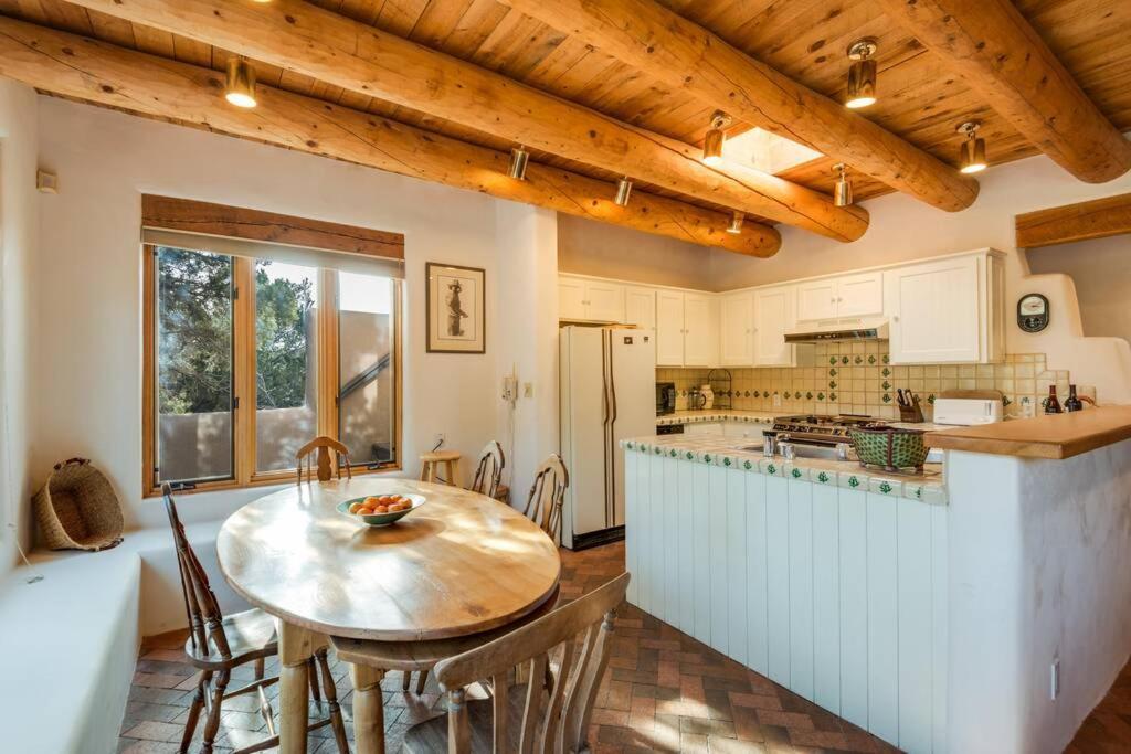 Foothills Retreat- Patios, Rooftop Deck, Quiet, 2br Holiday home